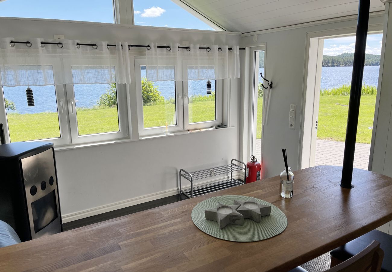 House in Järnforsen - Nice cottage located on a lake plot by Lake Flaten outside Virserum | SE05071