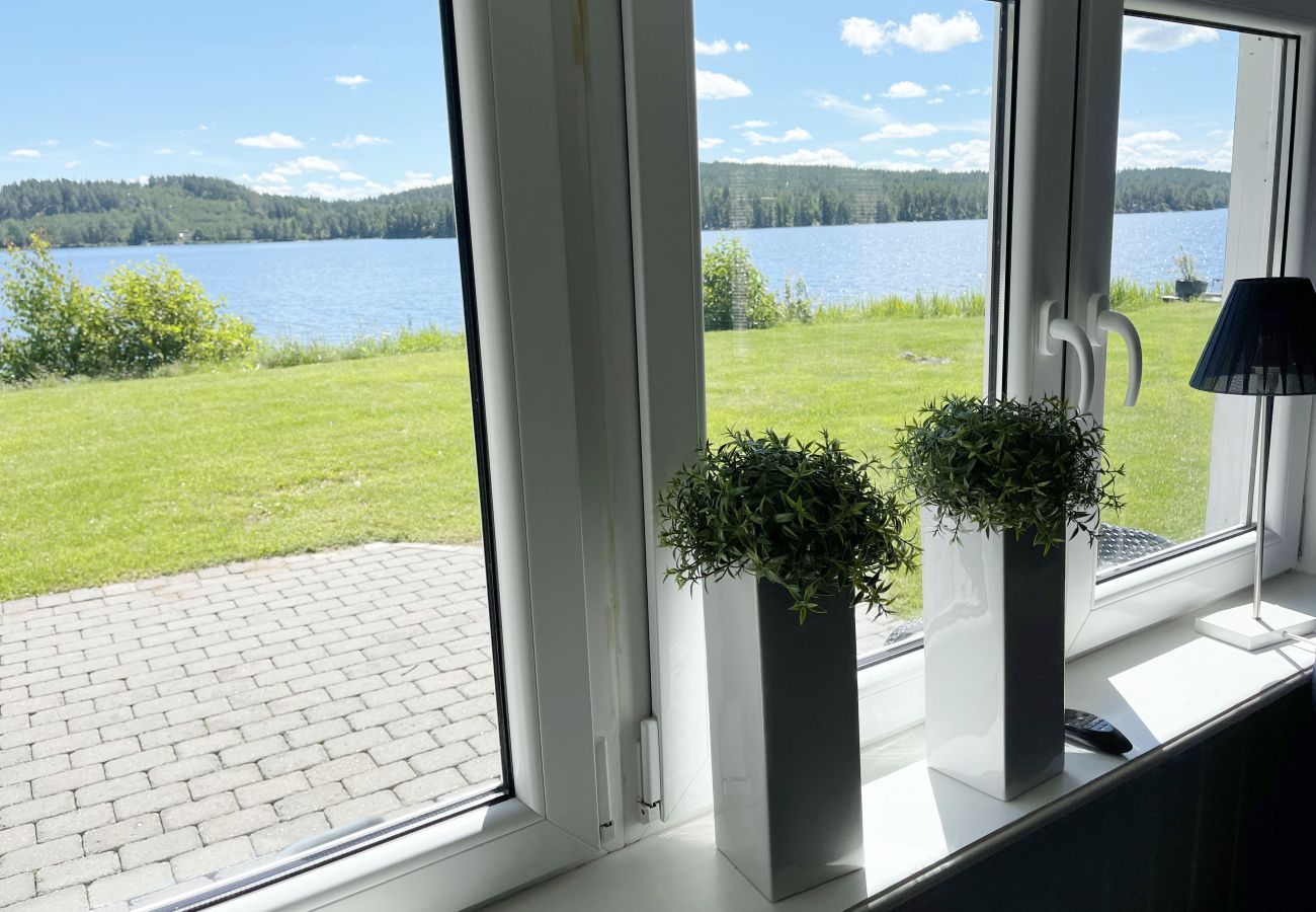 House in Järnforsen - Nice cottage located on a lake plot by Lake Flaten outside Virserum | SE05071