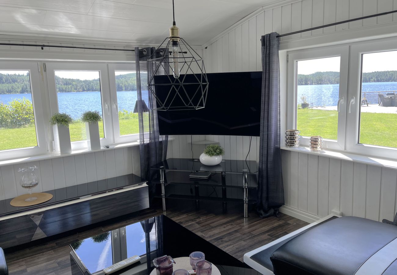 House in Järnforsen - Nice cottage located on a lake plot by Lake Flaten outside Virserum | SE05071