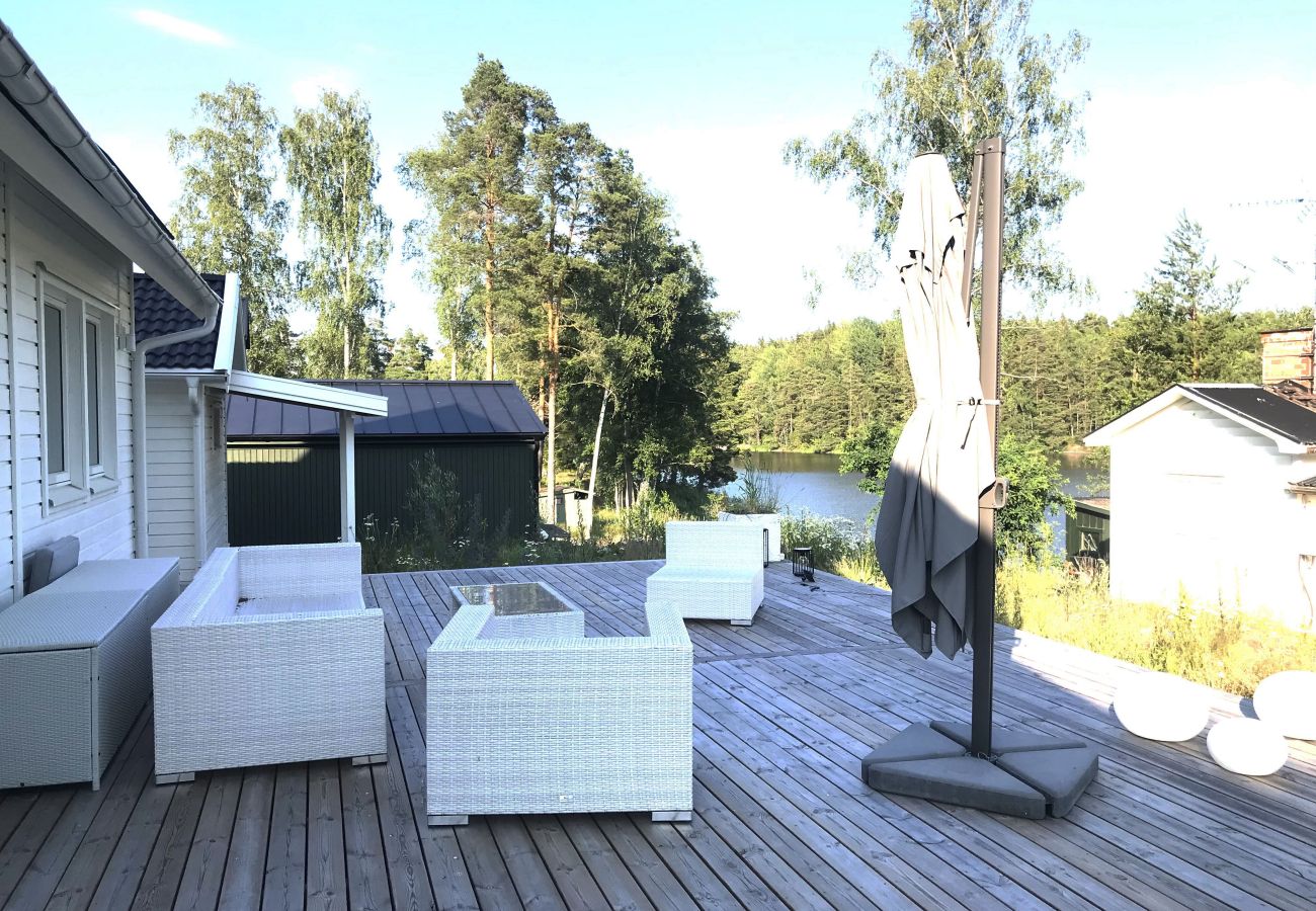 House in Huddinge - Fantastic house with private dock and lake view, 30 Minutes from Stockholm | SE13032