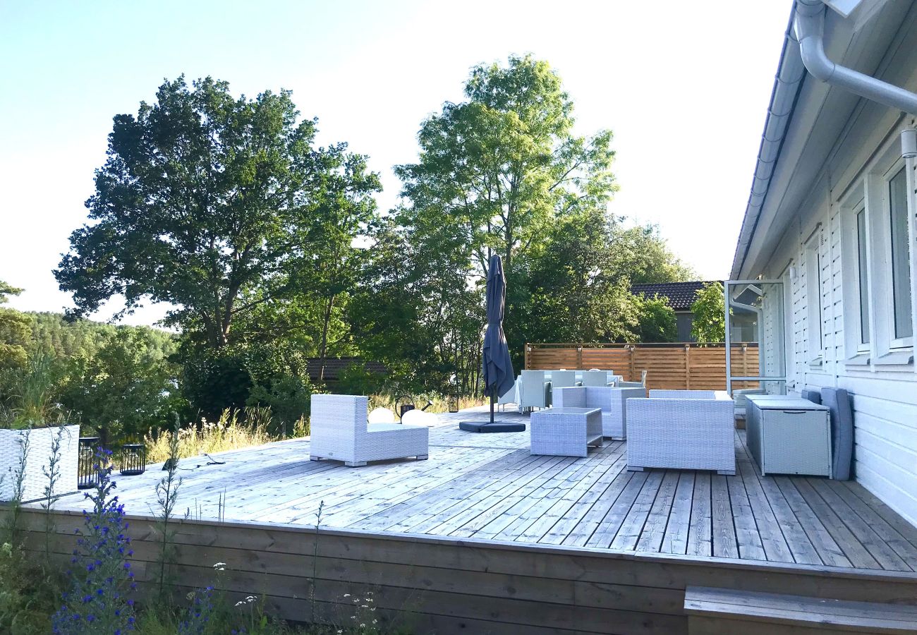 House in Huddinge - Fantastic house with private dock and lake view, 30 Minutes from Stockholm | SE13032