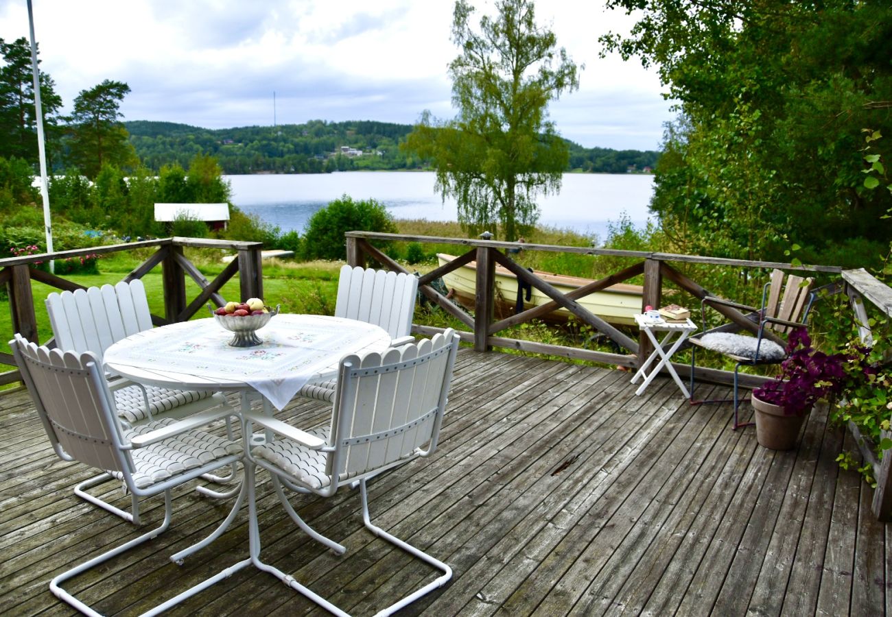 House in Gränna - Beautiful cottage on a lakeside plot by Lake Bunn outside Gränna | SE05077