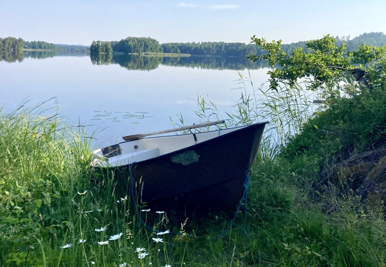 House in Gränna - Beautiful cottage on a lakeside plot by Lake Bunn outside Gränna | SE05077