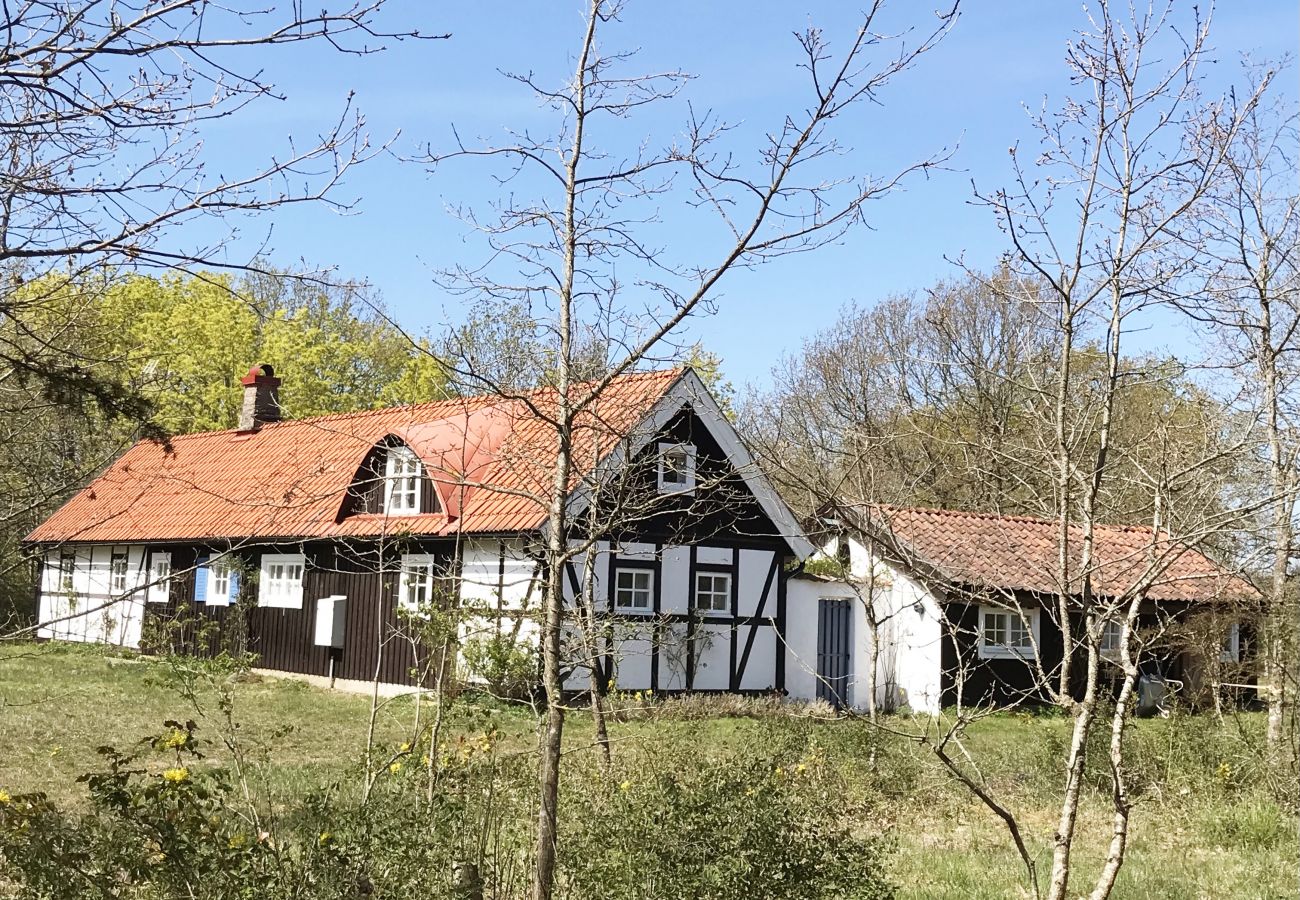 Stuga i Färjestaden - Mysig korsvirkesgård mitt på vackra Öland | SE04013