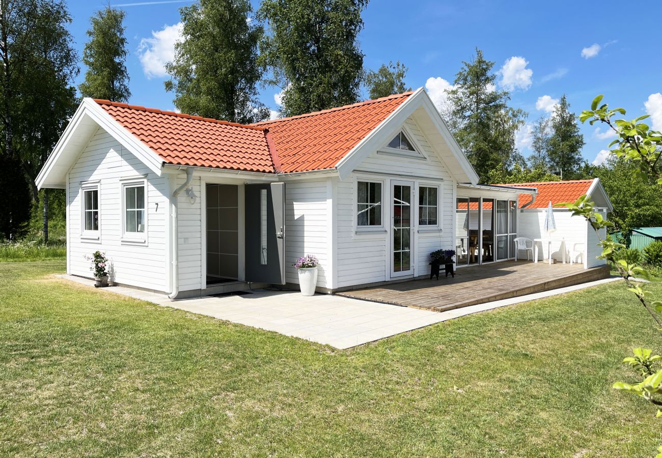 Stuga i Tånnö - Renoverad fin stuga belägen utanför Värnamo och bara 30 meter från sjön Flåren | SE07055