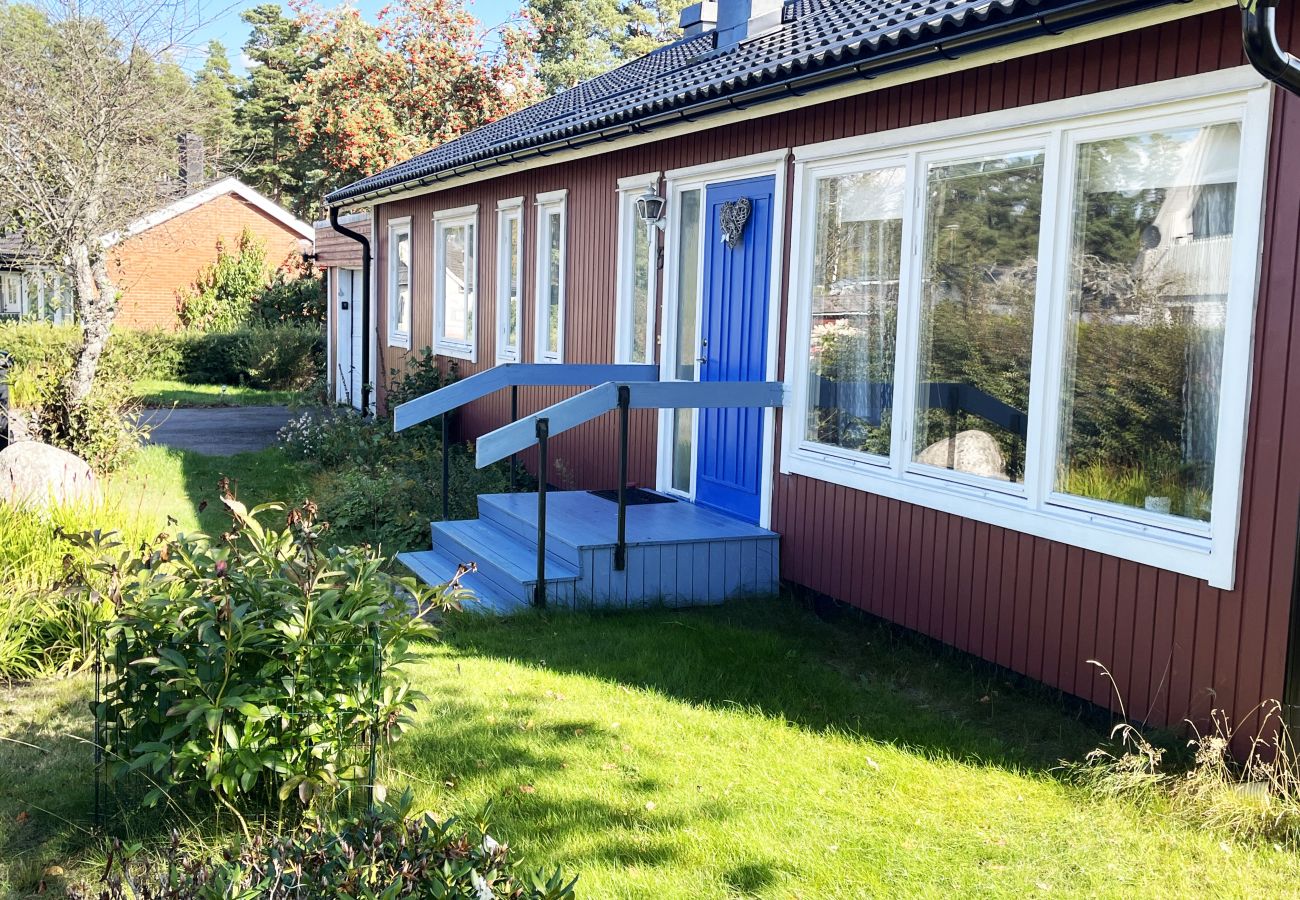 Stuga i Storebro - Stor och rymlig villa belägen i Storebro med närhet till en fin badplats | SE05059