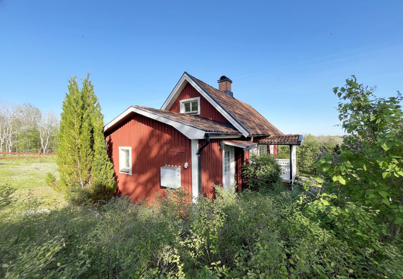 Stuga i Alsterbro - Röd stuga med fin utsikt över landskap vid Aboda Klint | SE05064
