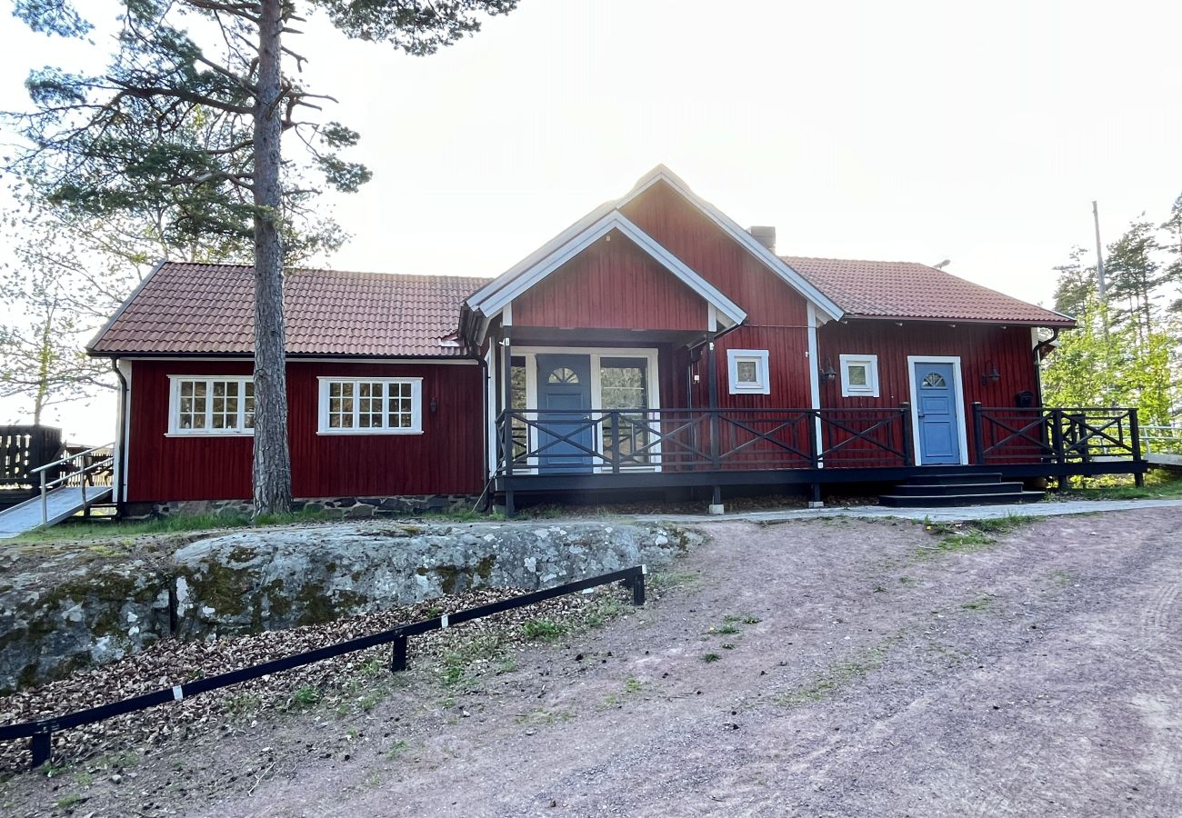 Stuga i Alsterbro - Röd stuga med fin utsikt över landskap vid Aboda Klint | SE05064