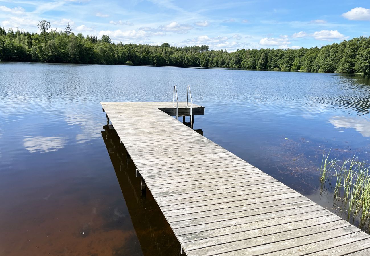 Stuga i Järnforsen - Röd stuga belägen med närhet till skog och mark utanför Virserum | SE05066