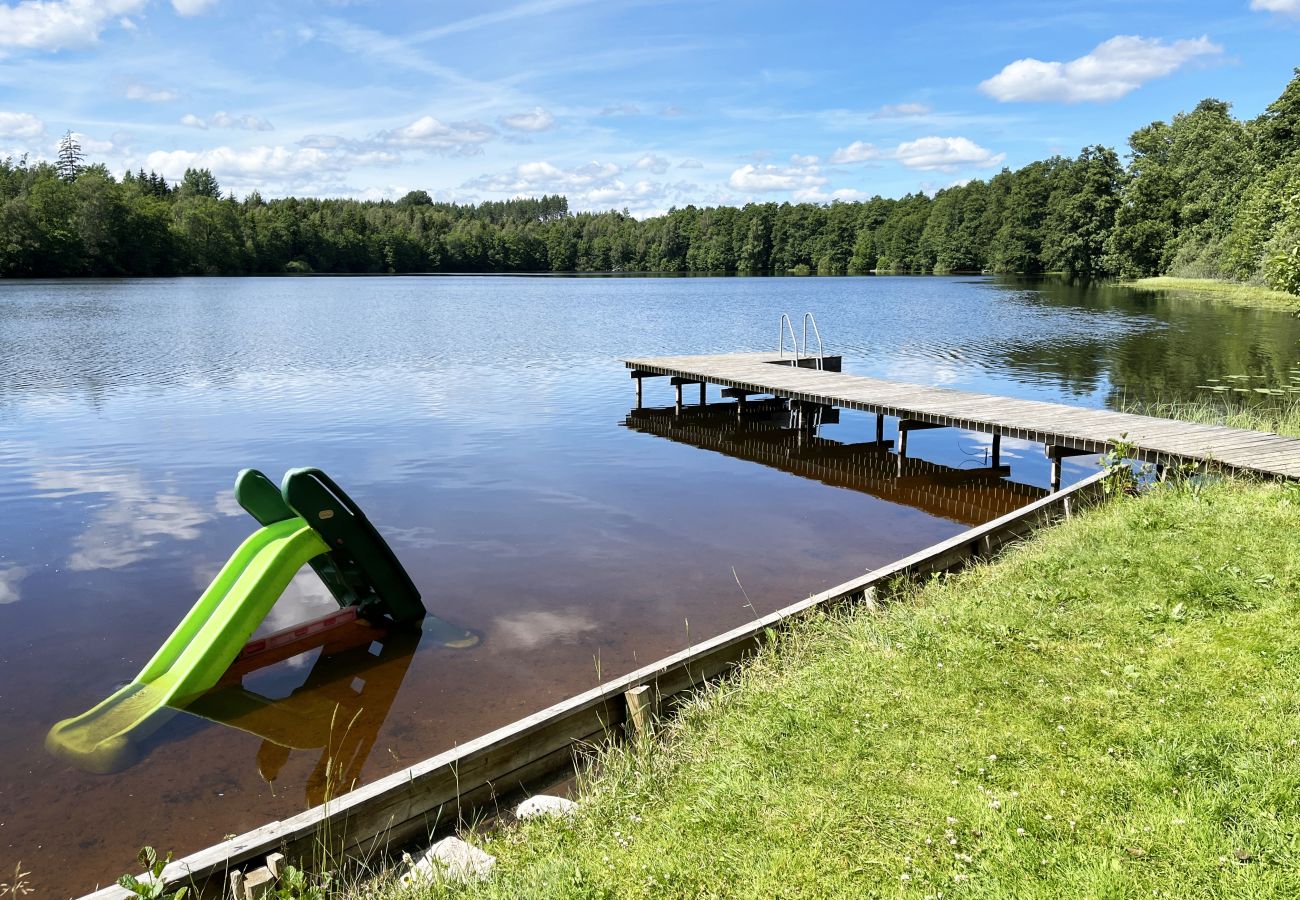 Stuga i Järnforsen - Röd stuga belägen med närhet till skog och mark utanför Virserum | SE05066