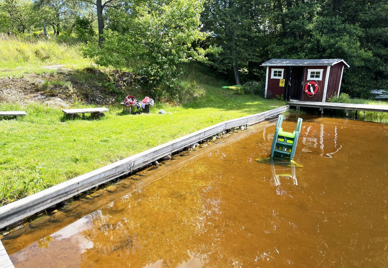 Stuga i Järnforsen - Röd stuga belägen med närhet till skog och mark utanför Virserum | SE05066