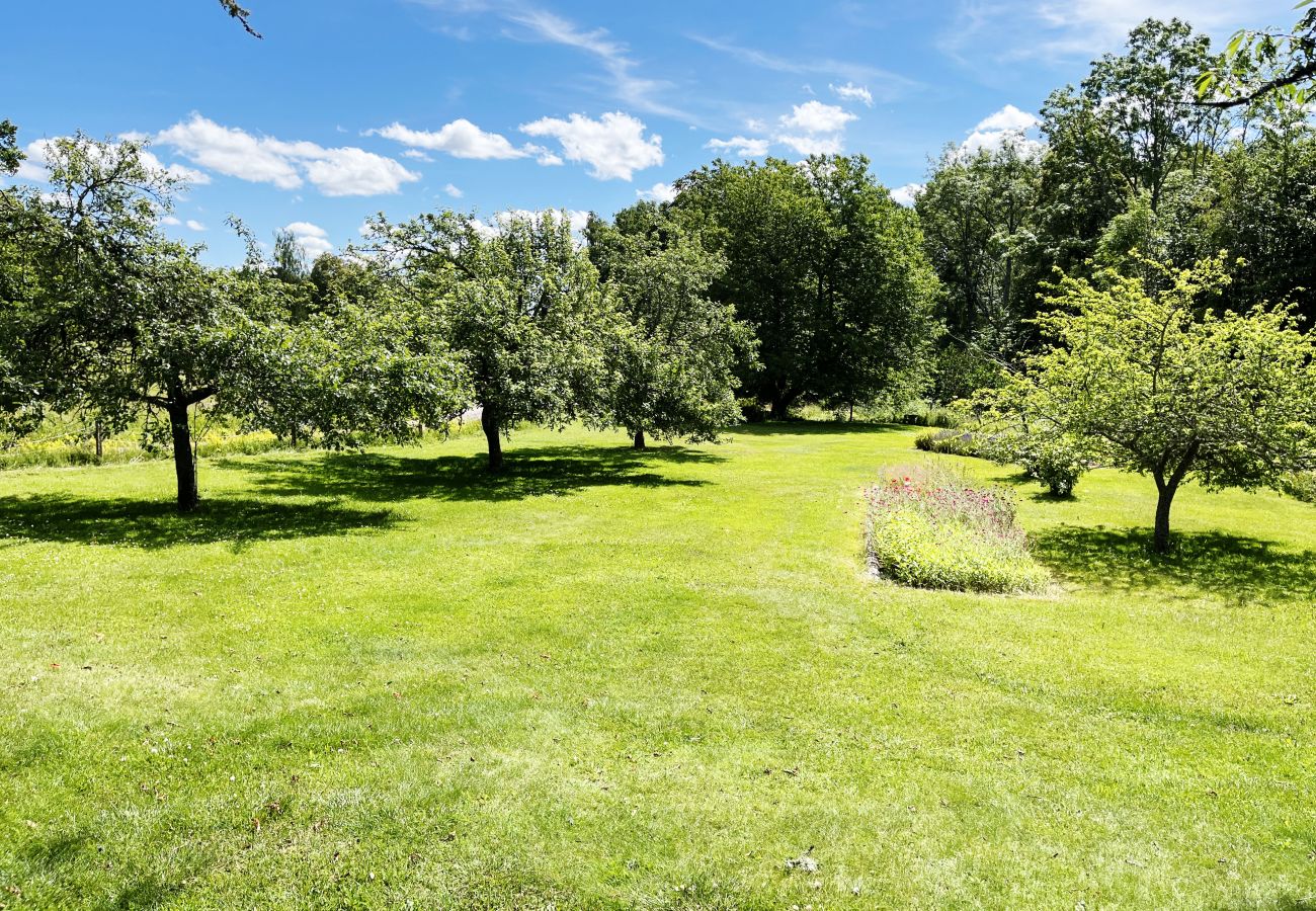 Stuga i Järnforsen - Röd stuga belägen med närhet till skog och mark utanför Virserum | SE05066