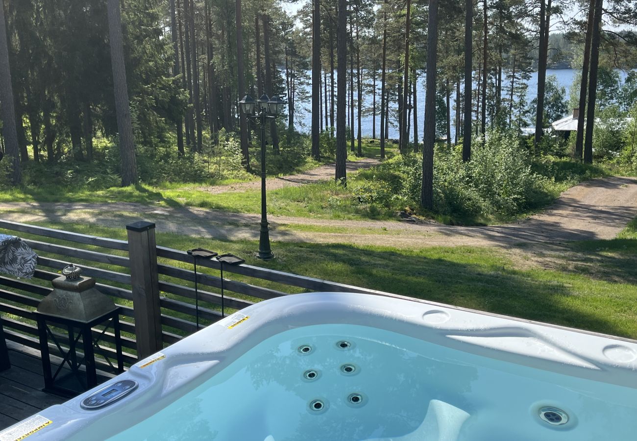 Stuga i Vena - Stor villa med SPA och sjöutsikt utanför Hultsfred | SE05067