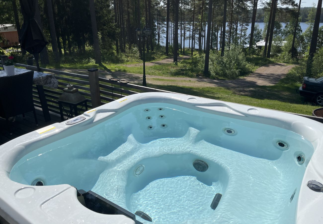 Stuga i Vena - Stor villa med SPA och sjöutsikt utanför Hultsfred | SE05067