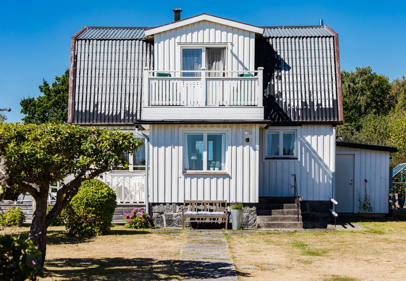 Stuga i Hasslö - Fint hus med panoramautsikt över hav på vackra Hasslö utanför Karlskrona | SE05069
