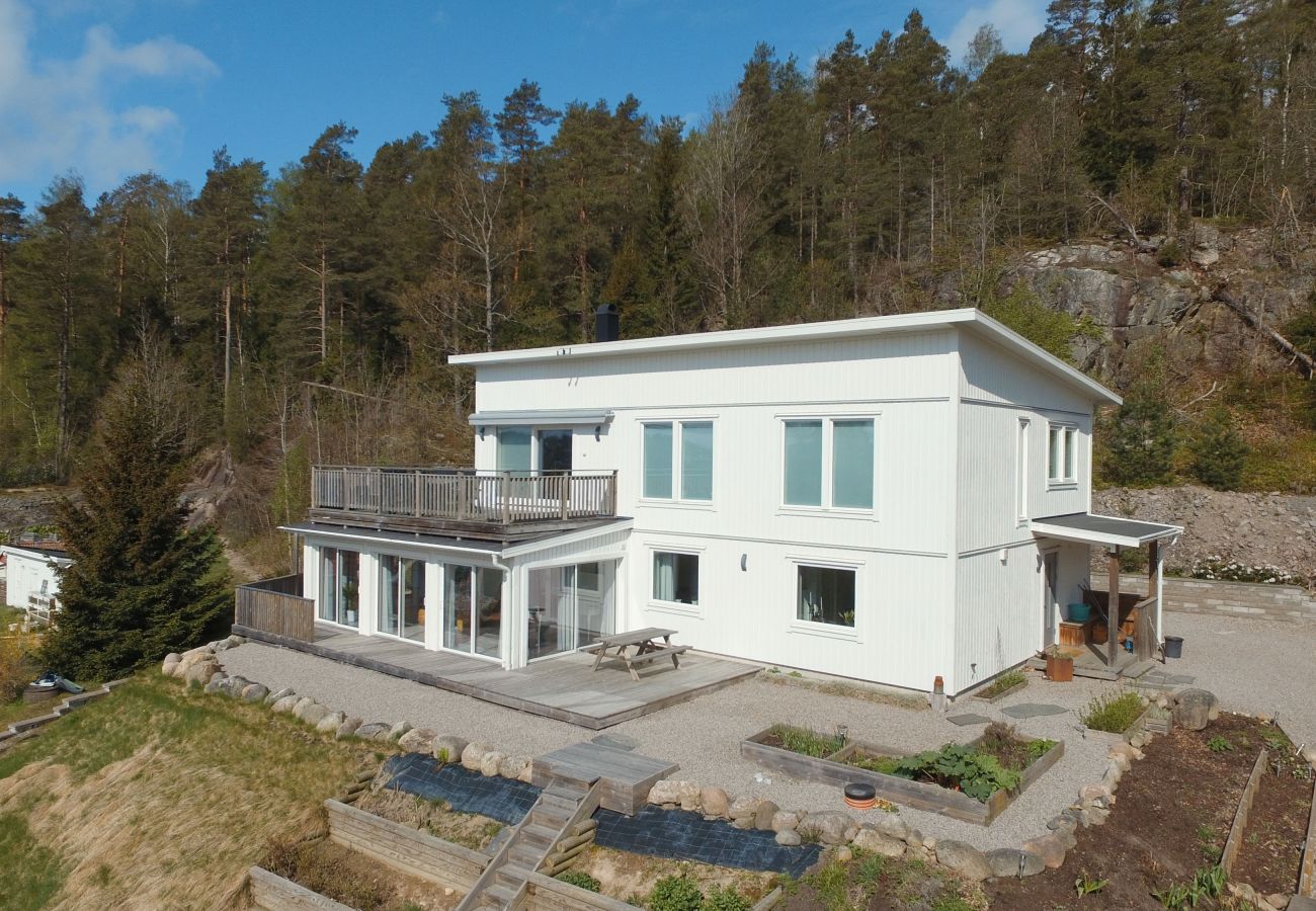 Stuga i Uddevalla - Härlig villa med utsikt över Byfjorden och Uddevalla | SE09061