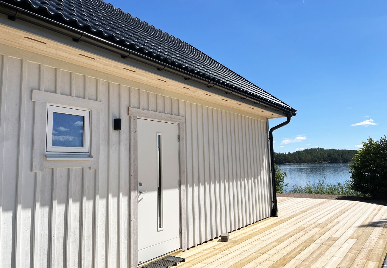 Stuga i Järnforsen - Nybyggd stuga belägen på sjötomt intill sjön Flaten utanför Virserum | SE05072