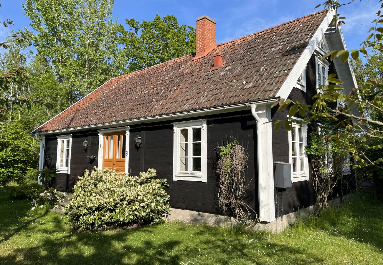 Stuga i Löttorp - Stor timmervilla med naturskönt läge söder om Löttorp | SE04050