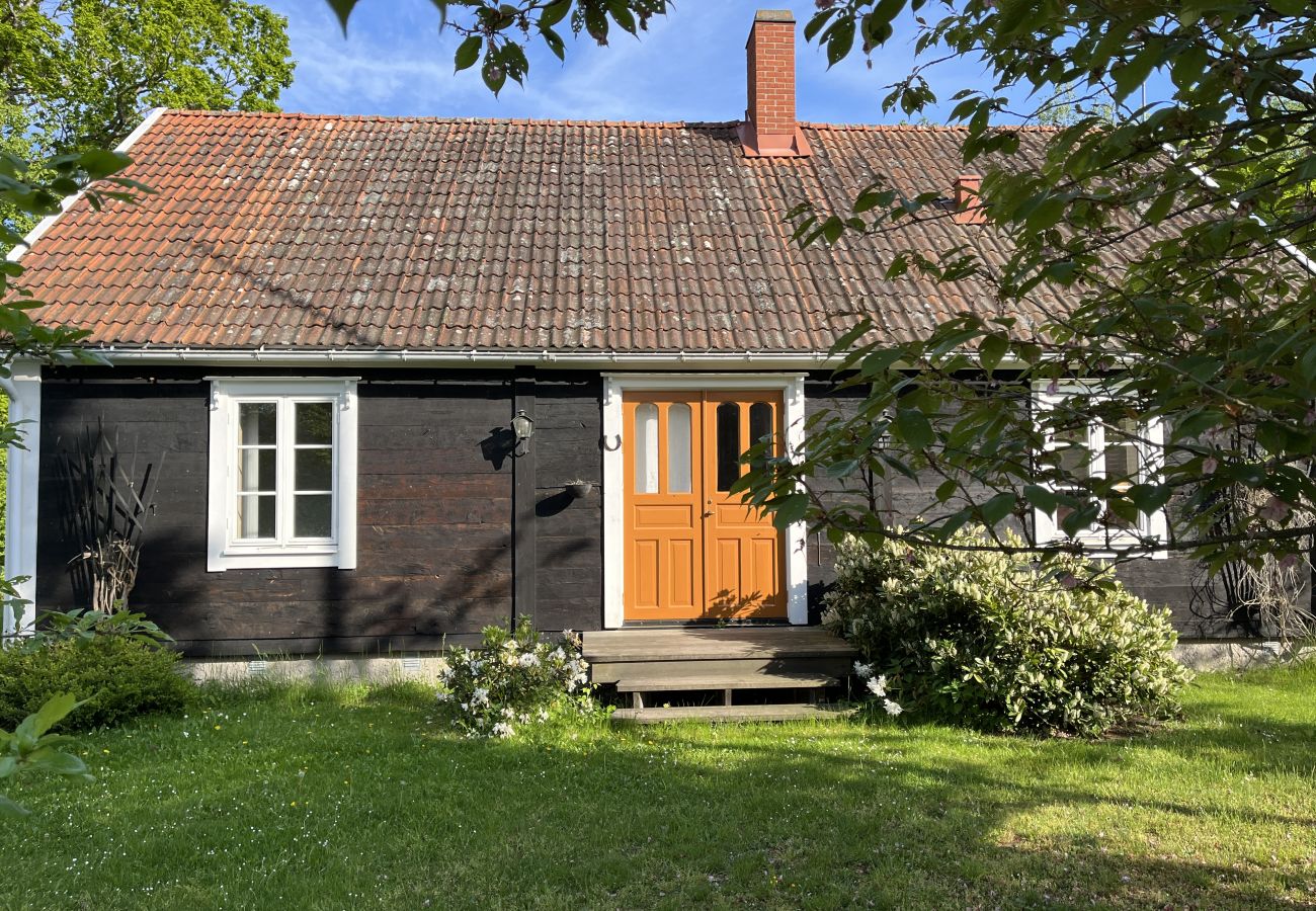 Stuga i Löttorp - Stor timmervilla med naturskönt läge söder om Löttorp | SE04050