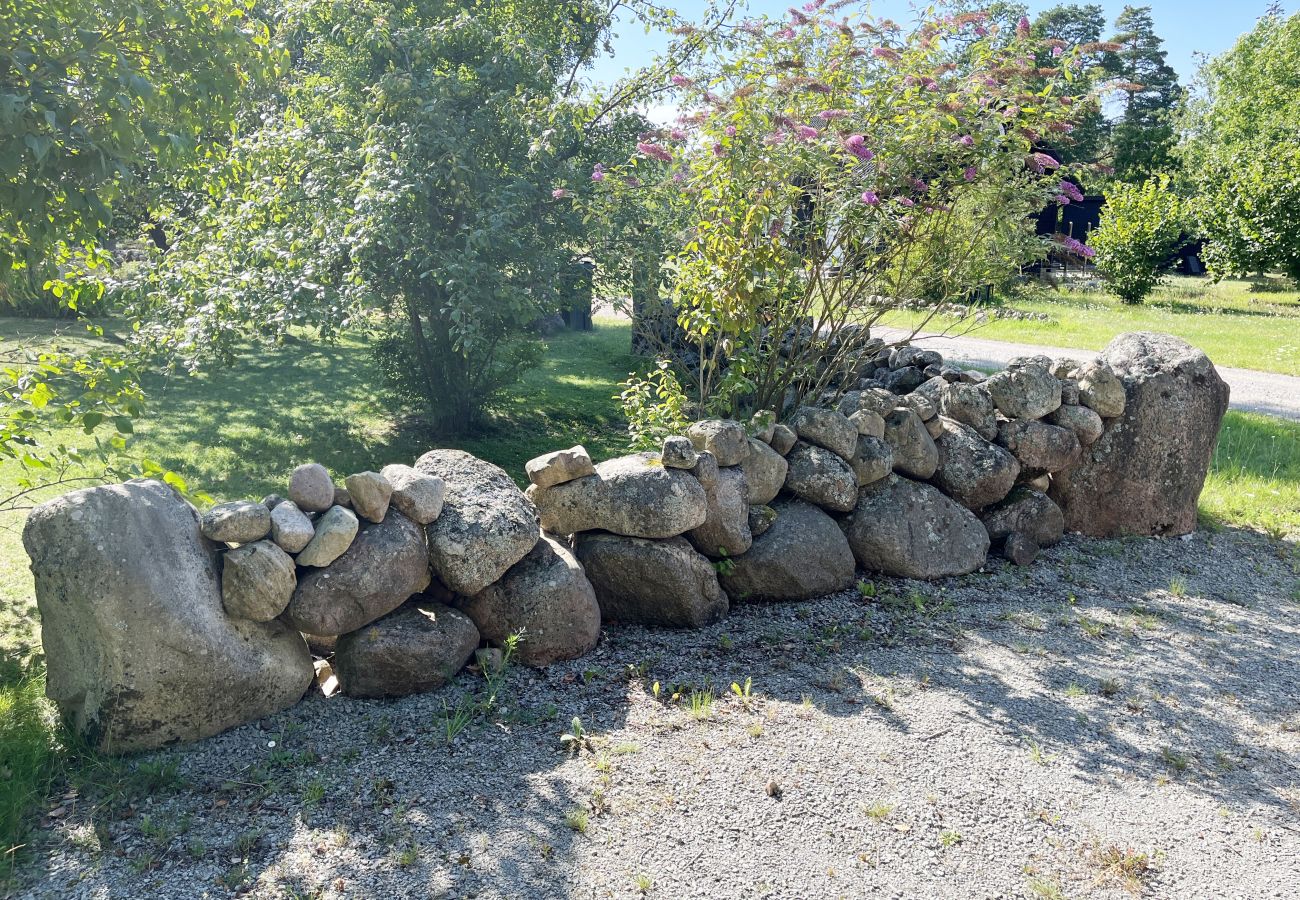 Stuga i Löttorp - Stor timmervilla med naturskönt läge söder om Löttorp | SE04050