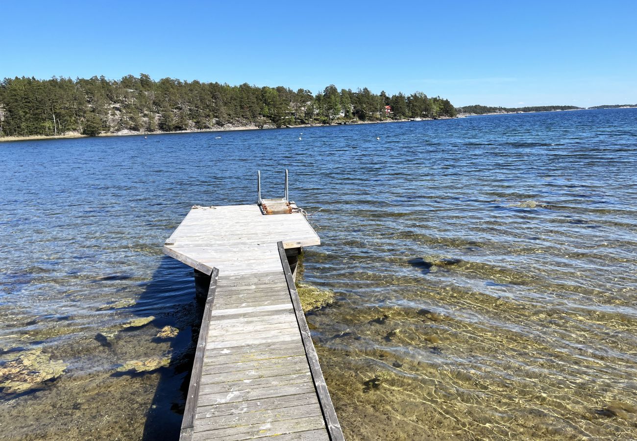 Stuga i Västervik - Fint hus med gäststuga 150 meter från havet utanför Västervik | SE05073