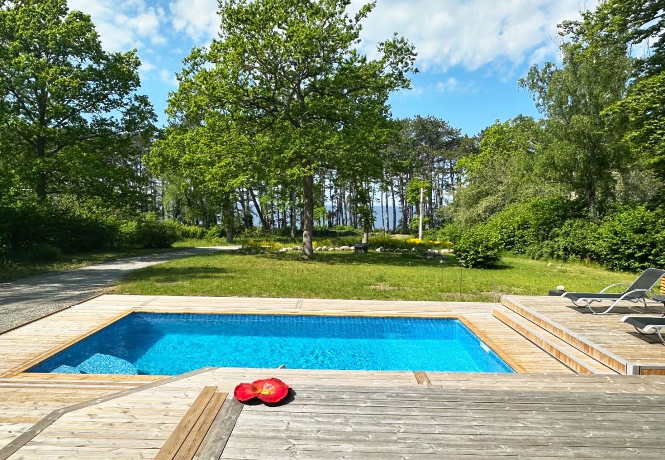 Stuga i Byxelkrok - Fin stuga med pool och havsutsikt nära Byxelkrok | SE04051