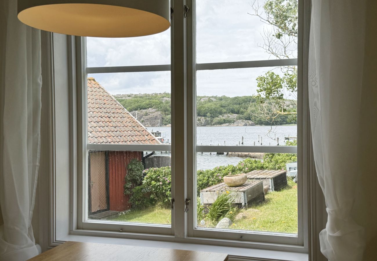 Stuga i Hamburgsund - Unik strandvilla med egen brygga i Hamburgsund | SE09068