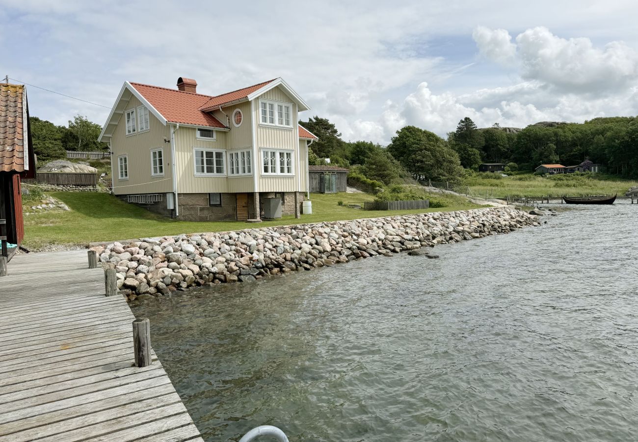 Stuga i Hamburgsund - Unik strandvilla med egen brygga i Hamburgsund | SE09068