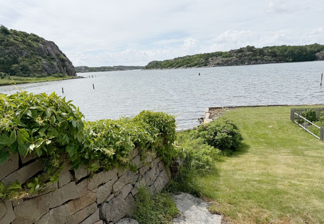 Stuga i Hamburgsund - Unik strandvilla med egen brygga i Hamburgsund | SE09068