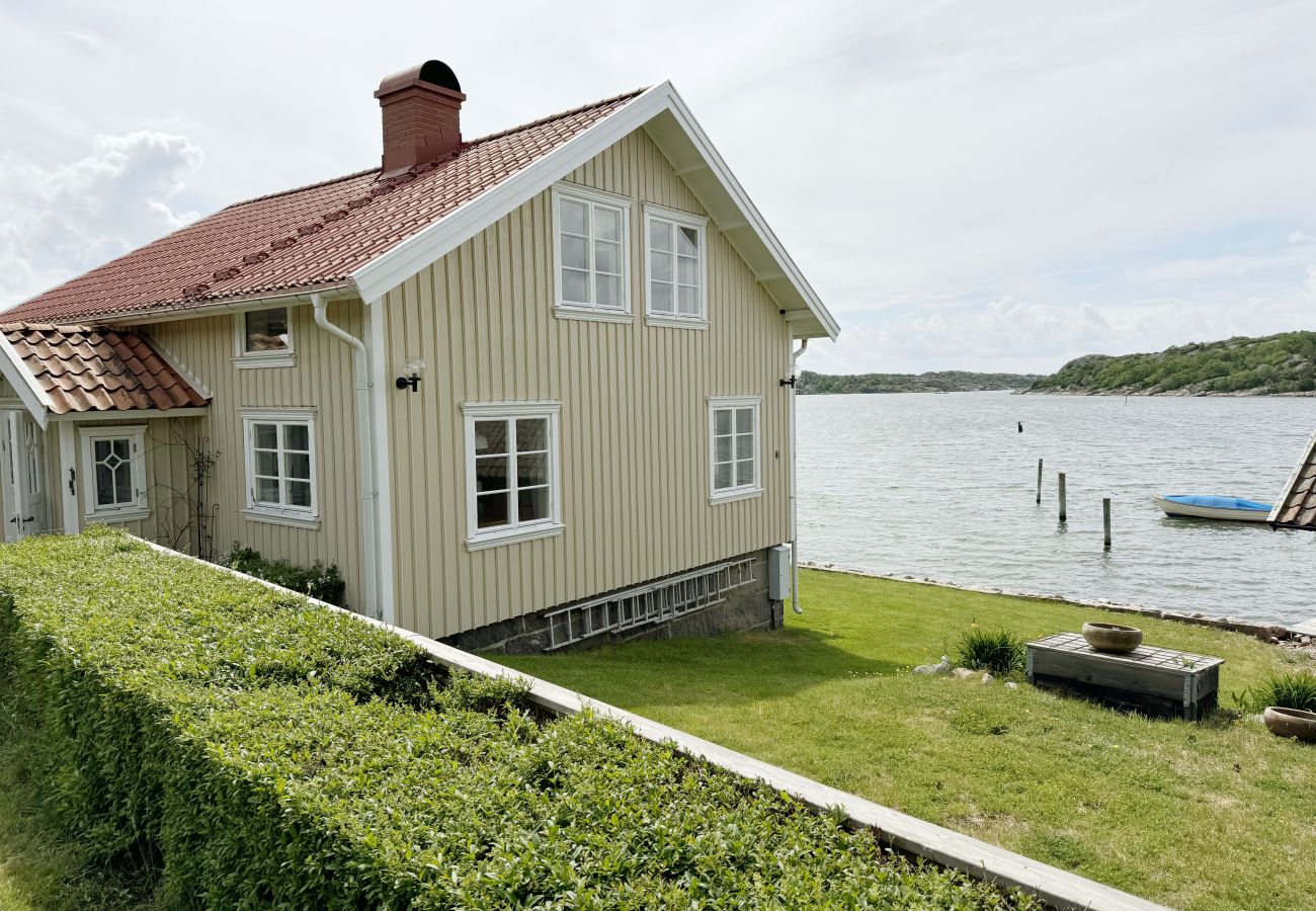 Stuga i Hamburgsund - Unik strandvilla med egen brygga i Hamburgsund | SE09068