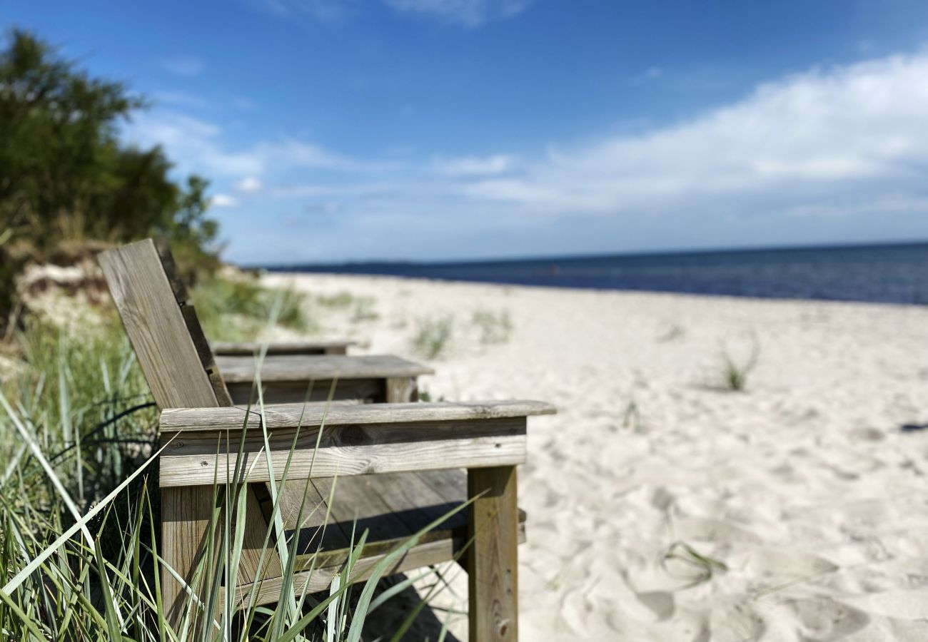 Stuga i Beddingestrand - Strandnära semesterhus med havsutsikt, bastu och avskildhet i Beddingestrand | SE01061