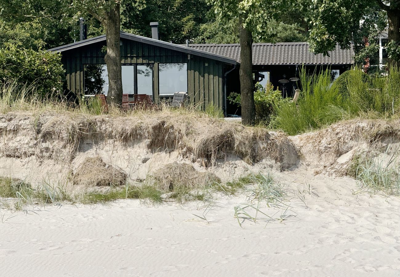 Stuga i Beddingestrand - Strandnära semesterhus med havsutsikt, bastu och avskildhet i Beddingestrand | SE01061