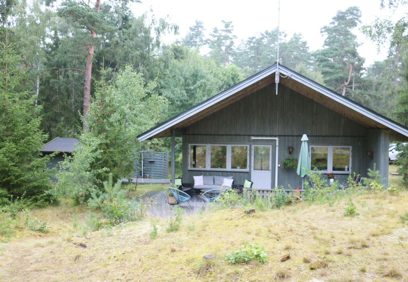 Stuga i Yngsjö - Underbar stuga nära Östersjön med ljuvlig strand och sköna bad | SE01076