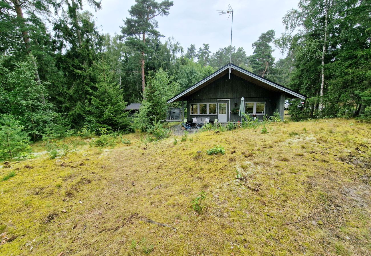 Stuga i Yngsjö - Underbar stuga nära Östersjön med ljuvlig strand och sköna bad | SE01076