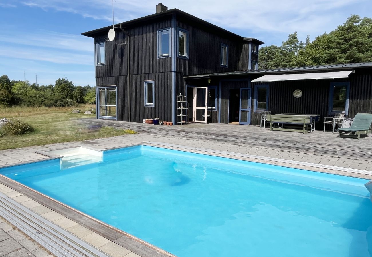 Stuga i Byxelkrok - Fantastiskt hus med pool och tennisbana nära Byxelkrok | SE04053