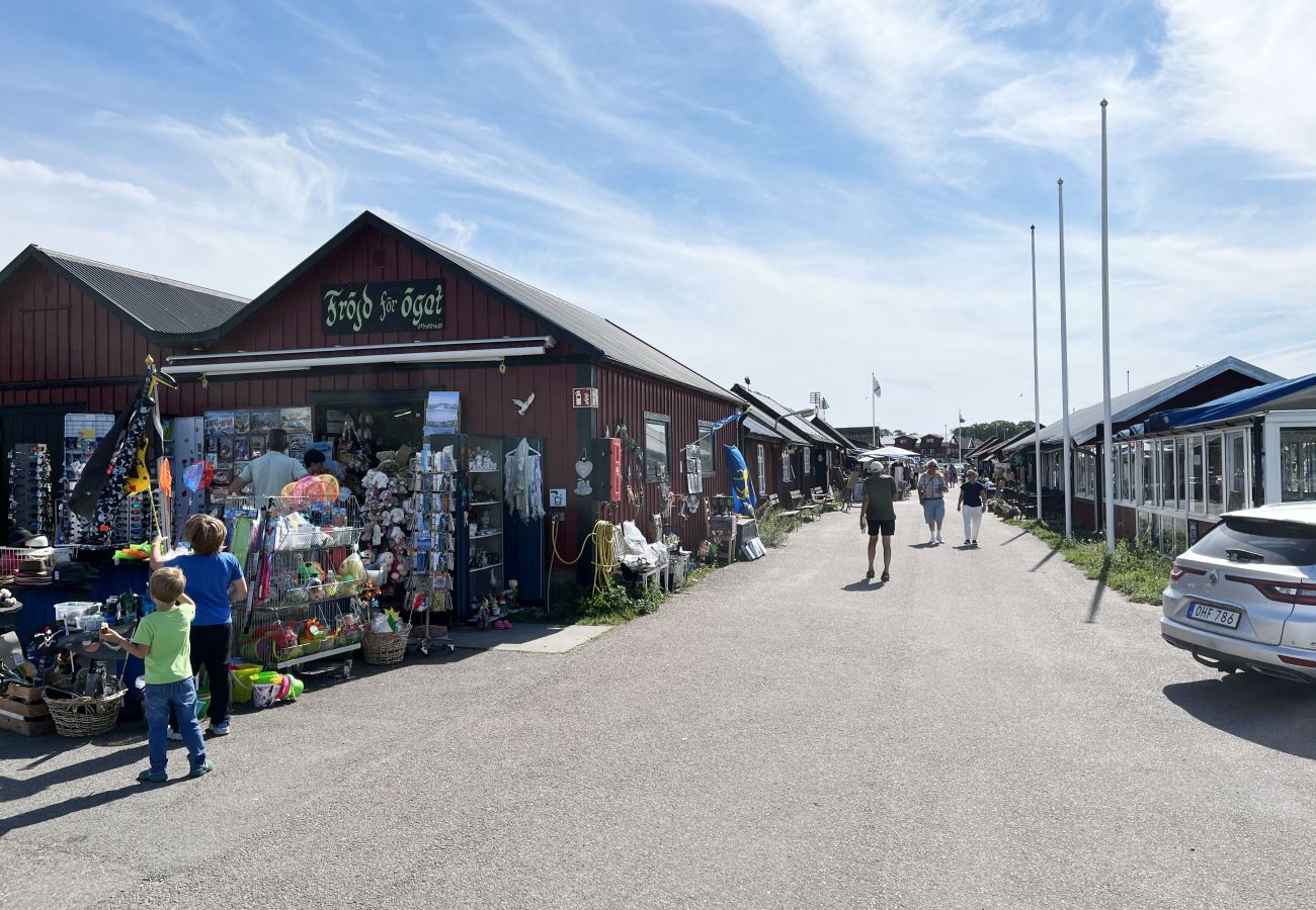 Stuga i Byxelkrok - Fantastiskt hus med pool och tennisbana nära Byxelkrok | SE04053