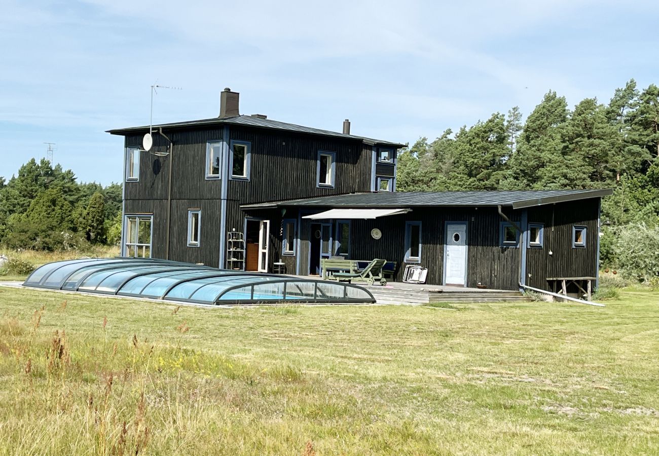 Stuga i Byxelkrok - Fantastiskt hus med pool och tennisbana nära Byxelkrok | SE04053