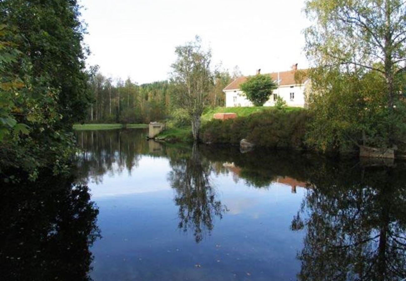 Stuga i Marieholmsbruk - Familjevänlig stuga vid Sjön i Småland – Perfekt för Stora Sällskap  SE06078