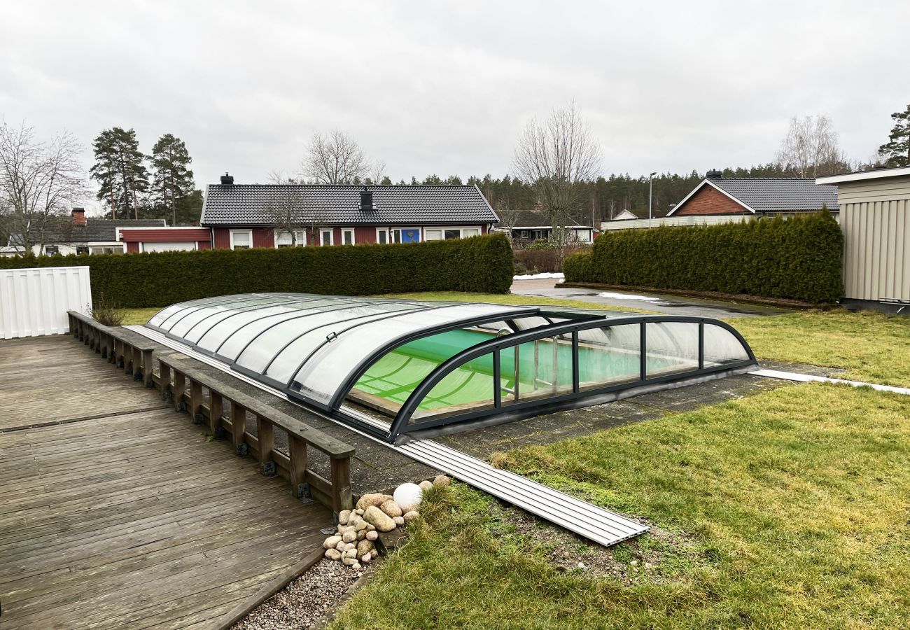 Stuga i Storebro - Stor fin villa med swimmingpool belägen i Storebro | SE05079